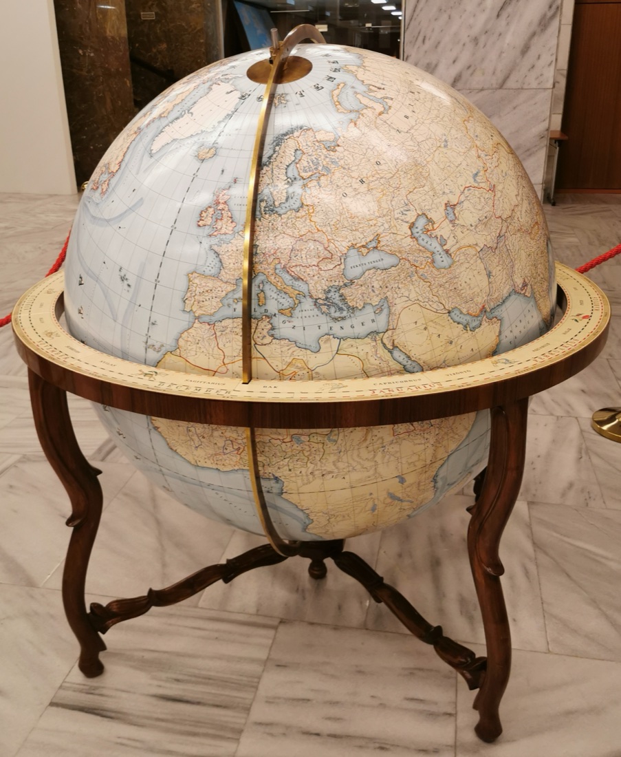 Historischer Perczel-Globus in der ungarischen Nationalbibliothek